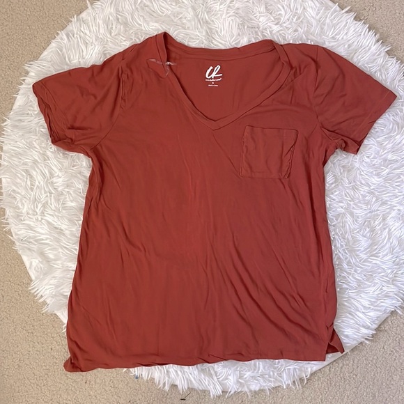 Charlotte Russe Basic Rust Orange V-Neck Pocket Tee - Picture 1 of 3